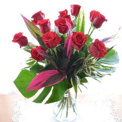 １ダースの赤いバラ（花瓶入り）　欧米スタイルブーケ