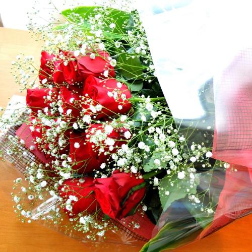 １ダースの赤いバラ  小花入り（花束）赤系　バレンタイン、ホワイトデイ、結婚記念日、プロポーズ、恋人の日、クリスマス
