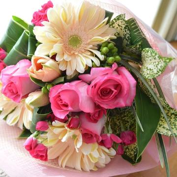 ＜フジテレビフラワーネット＞ 大人のブーケ BunnyRibbon （バラとガーベラの花束）ピンク系 誕生日、結婚記念日、お祝い、歓送迎（送別、歓迎）、退職祝い、発表会