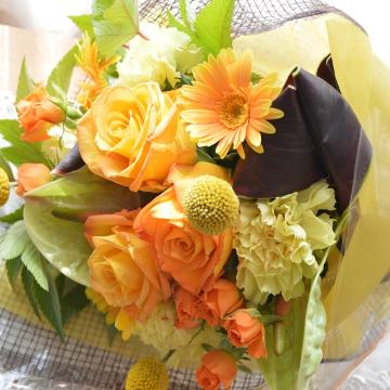 ＜フジテレビフラワーネット＞ プチ贅沢なブーケ OrangeHouse （バラとガーベラの花束）イエローオレンジ系 誕生日、結婚記念日、お祝い、送別、発表会、敬老の日