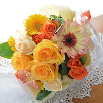 ＜フジテレビフラワーネット＞ プチ贅沢なブーケ FruitYellow （バラとガーベラの花束）イエローオレンジ系 誕生日、結婚記念日、お祝い、歓送迎（送別、歓迎）、退職祝い、発表会