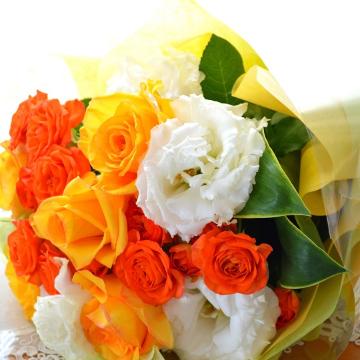 ＜フジテレビフラワーネット＞ プチ贅沢なブーケ VitaminBouquet （バラとガーベラの花束）Mixカラー 誕生日、結婚記念日、お祝い、歓送迎（送別、歓迎）、退職祝い、発表会