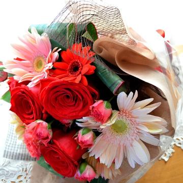 ＜フジテレビフラワーネット＞ プチ贅沢なブーケ LoveRed （バラとガーベラの花束）赤系 誕生日、結婚記念日、お祝い、送別、発表会、敬老の日