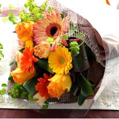 キュートなブーケ　LoveOrange　（バラとガーベラの花束）イエローオレンジ系　誕生日、結婚記念日、お祝い、送別、発表会、敬老の日