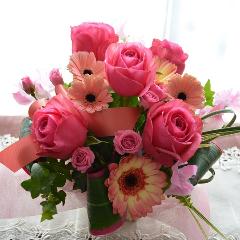 プチ贅沢なアレンジメント　LovePink　（バラとガーベラのフラワーアレンジメンント）ピンク系　誕生日、結婚記念日、お祝い