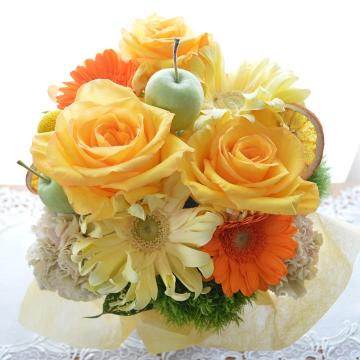  プチ贅沢なアレンジ AppleOrange （バラとガーベラのフラワーアレンジメンント）イエローオレンジ系 誕生日、結婚記念日、お祝い