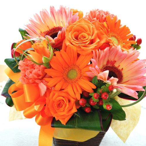 キュートなアレンジ　OrangeDance　（バラとガーベラのフラワーアレンジメント）イエローオレンジ系　お誕生日、結婚記念日、お祝い、敬老の日