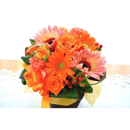 キュートなアレンジ　OrangeDance　（バラとガーベラのフラワーアレンジメント）イエローオレンジ系　お誕生日、結婚記念日、お祝い、敬老の日2