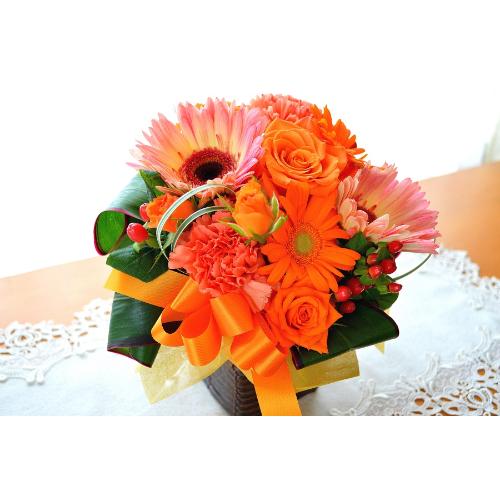 キュートなアレンジ　OrangeDance　（バラとガーベラのフラワーアレンジメント）イエローオレンジ系　お誕生日、結婚記念日、お祝い、敬老の日3