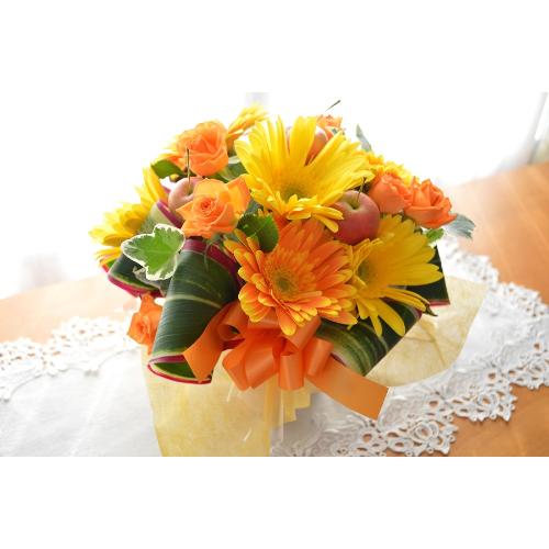 キュートなアレンジ　YellowCandy　（ガーベラのフラワーアレンジメント）黄色オレンジ系　お誕生日、結婚記念日、お祝い、敬老の日4