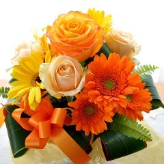 キュートなアレンジ　TopYellow（バラとガーベラのフラワーアレンジメント）黄色オレンジ系　誕生日、結婚記念日、お祝い、敬老の日