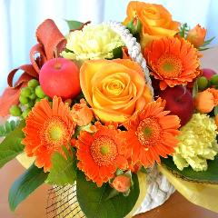 キュートなアレンジ　OrangeBasket　(バラとガーベラのフラワーアレンジメント）　オレンジ系　誕生日、結婚記念日、お祝い、発表会、コンサート、ライブ