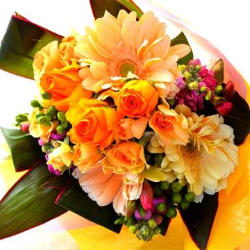 ＜フジテレビフラワーネット＞ プチ贅沢なブーケ OrangeRose (バラとガーベラの花束） オレンジ系 誕生日、結婚記念日、お祝い、送別、発表会、敬老の日