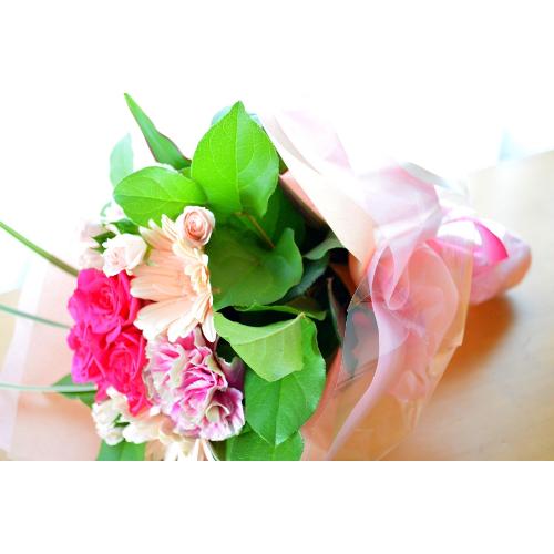 キュートなブーケ　MemoryPink (バラとガーベラの花束）　ピンク系　誕生日、結婚記念日、お祝い、歓送迎（送別、歓迎）、退職祝い、発表会4