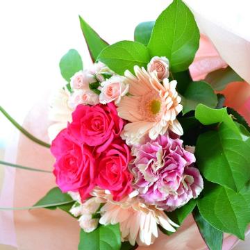 ＜フジテレビフラワーネット＞ キュートなブーケ MemoryPink (バラとガーベラの花束） ピンク系 誕生日、結婚記念日、お祝い、歓送迎（送別、歓迎）、退職祝い、発表会画像