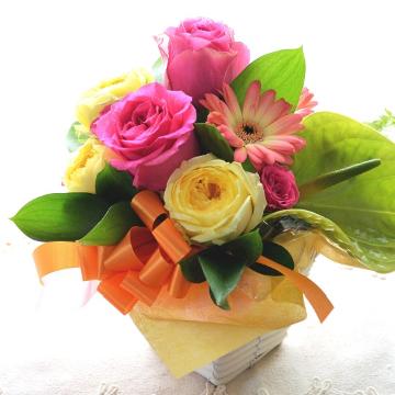 ＜フジテレビフラワーネット＞ プチ贅沢なアレンジメント LovelyRose （バラのフラワーアレンジメント）ピンク系 誕生日、結婚記念日、お祝い
