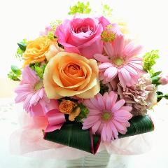 プチ贅沢なアレンジ　PinkPrincess （バラとガーベラのフラワーアレンジメント) ピンク系　誕生日、結婚記念日、お祝い、敬老の日