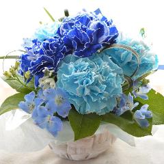 キュートなアレンジ　BlueSky　（バラとガーベラのフラワーアレンジメント）ブルー系　誕生日、結婚記念日、お祝い、敬老の日