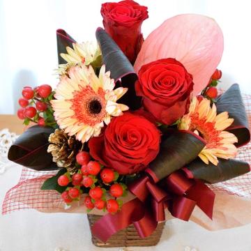 ＜フジテレビフラワーネット＞ プチ贅沢なアレンジメント RedHeart (バラとガーベラのフラワーアレンジメント）赤系 誕生日、結婚記念日、お祝い