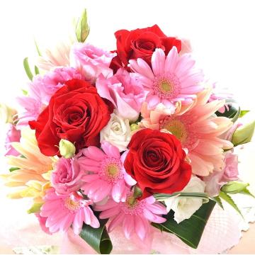 メモリアル アレンジ RedFreedom (バラとガーベラのフラワーアレンジメント）赤ピンク系 誕生日、結婚記念日、お祝い、送別、発表会、敬老の日