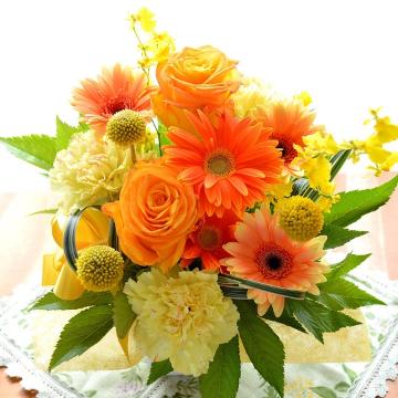 ＜フジテレビフラワーネット＞ プチ贅沢なアレンジ OrangeQueen (バラとガーベラのフラワーアレンジメント）イエロー系（黄色） 誕生日、結婚記念日、お祝い、敬老の日