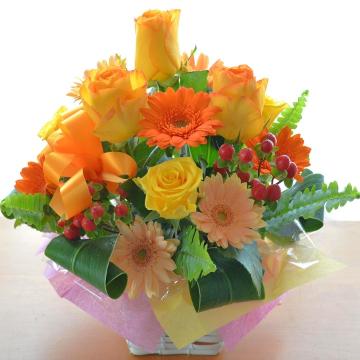 ＜フジテレビフラワーネット＞ プチ贅沢なアレンジメント OrangeHeart (バラとガーベラのフラワーアレンジメンント）オレンジ系 誕生日、結婚記念日、お祝い、敬老の日