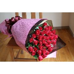 情熱の赤いバラ３０本の花束