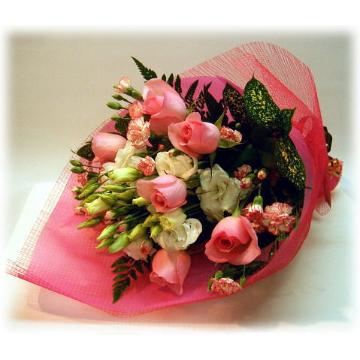 ＜フジテレビフラワーネット＞ ★赤薔薇メインの花束★お礼・いい夫婦の日・送別・誕生日・結婚記念日にも・・大阪市阿倍野区からお届けします。