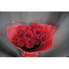 スタンダードでシックな赤バラのみの花束