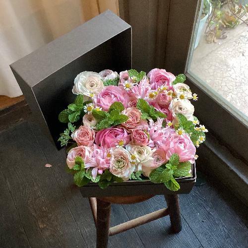 ���ʂȓ��ɑ���s���N�̃{�b�N�X�t�����[