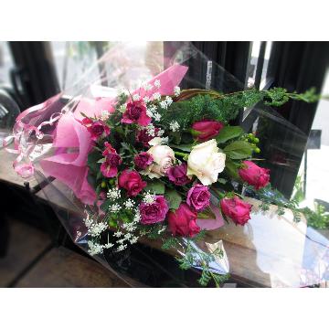 ＜フジテレビフラワーネット＞ ダークピンクのおしゃれなバラの花束