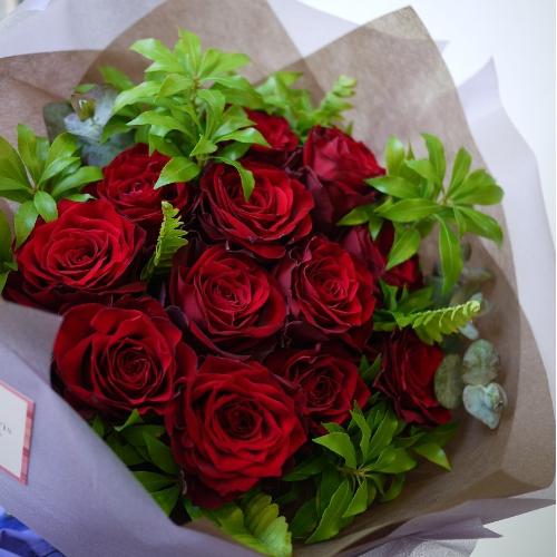赤バラの花束12本1ダースローズ グリーン入り」| 花屋「Apertio Floris 