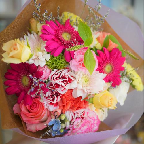 季節のおまかせカラフル花束 花屋 Apertio Floris ｱﾍﾟﾙﾃｨｵｰﾌﾛｰﾘｽ のオリジナル商品 フラワーギフトはプロのお花屋さんにおまかせ フジテレビフラワーネット