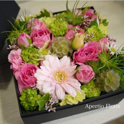 「ピンクのボックスフラワーMサイズ」| 花屋「Apertio Floris（ｱﾍﾟﾙﾃｨｵｰﾌﾛｰﾘｽ)」のオリジナル商品 | フラワーギフト
