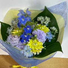 ブルーのシックな色合いに黄色が入った花束！！