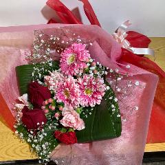 バラとガーベラのピンクと赤の豪華な花束！！