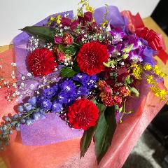 赤や紫、ダリアメインの豪華な花束！