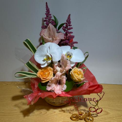 幸せの胡蝶蘭とオレンジの明るいバラのアレンジメント2