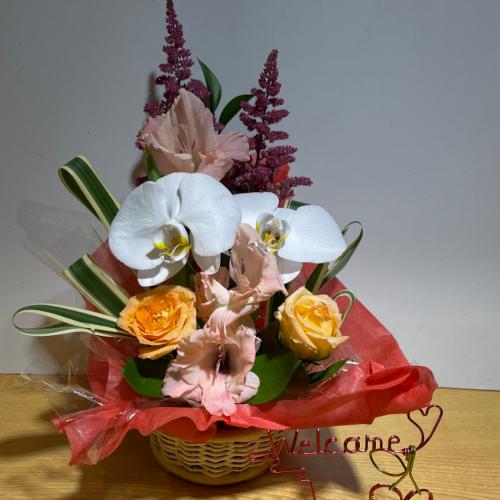幸せの胡蝶蘭とオレンジの明るいバラのアレンジメント4