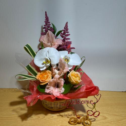 幸せの胡蝶蘭とオレンジの明るいバラのアレンジメント5