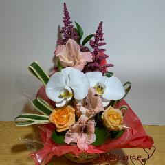 幸せの胡蝶蘭とオレンジの明るいバラのアレンジメント