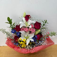 赤いバラと青いお花と百合を使ったアレンジメント！