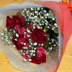 赤いバラとミニバラのブーケ花束！