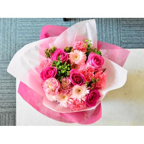 ピンクのバラメインのピンクブーケ 花屋 有 花萌 のオリジナル商品 フラワーギフトはプロのお花屋さんにおまかせ フジテレビフラワーネット