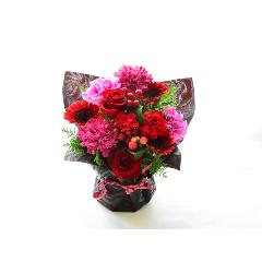 華やかなピンクレッド系の花包み