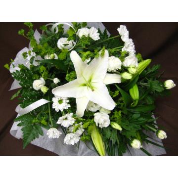 ＜フジテレビフラワーネット＞ 白いユリとマムのお供えの花束画像