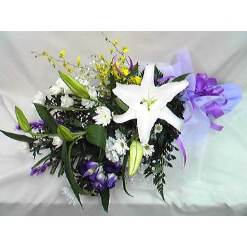 ＜フジテレビフラワーネット＞ 白いユリと菊、紫のトルコキキョウのお供え花束画像