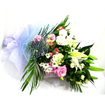 ＜フジテレビフラワーネット＞ 白いユリと菊、ピンクのトルコキキョウのお供え花束画像