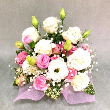 ＜フジテレビフラワーネット＞ 白いユリと菊 ピンクの花のお供えアレンジメント