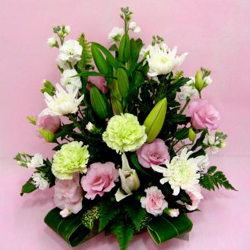 ＜フジテレビフラワーネット＞ 白いユリと菊 ピンクの花のお供えアレンジメント画像